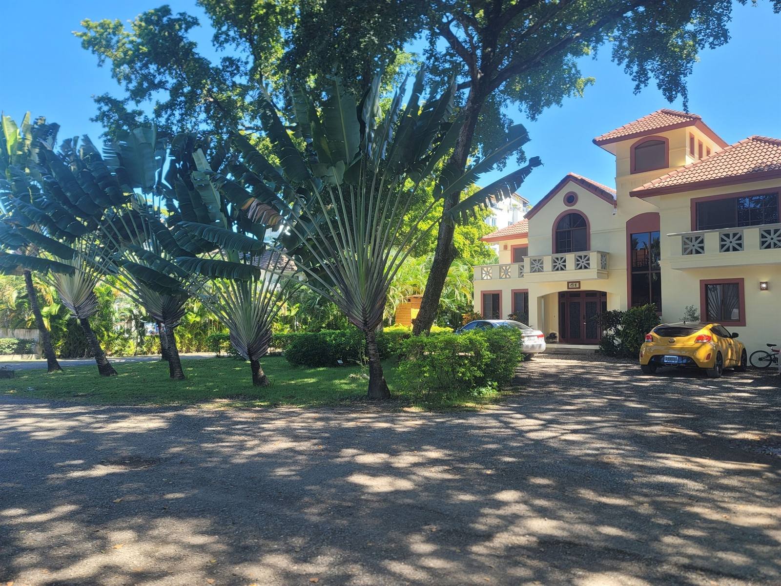 B&B Pavillion: the villa's tile-roofed facade and private parking