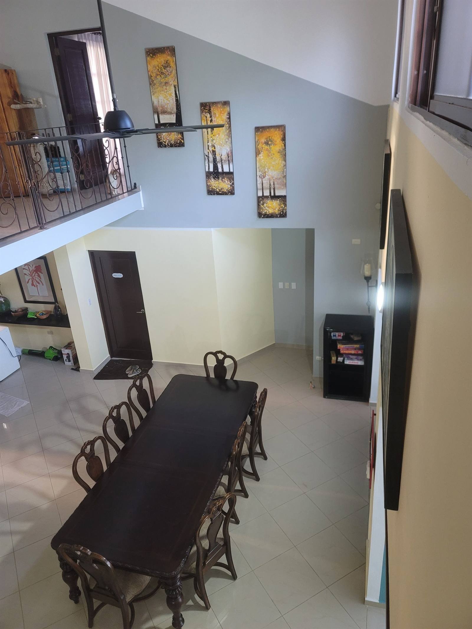 B&B Pavillion: dining room with a long table and the staircase to the upper floor
