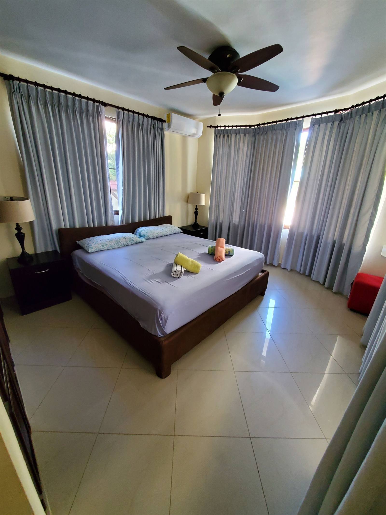 B&B Pavillion: guest room with a bed, ceiling fan and bedside lamp