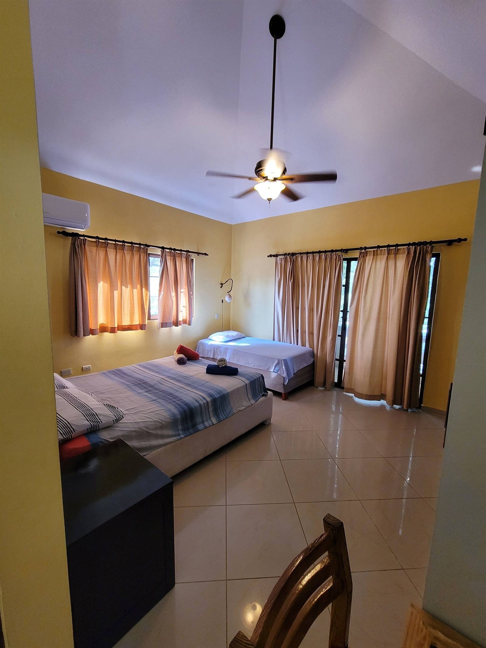 B&B Pavillion: room with two beds and a ceiling fan