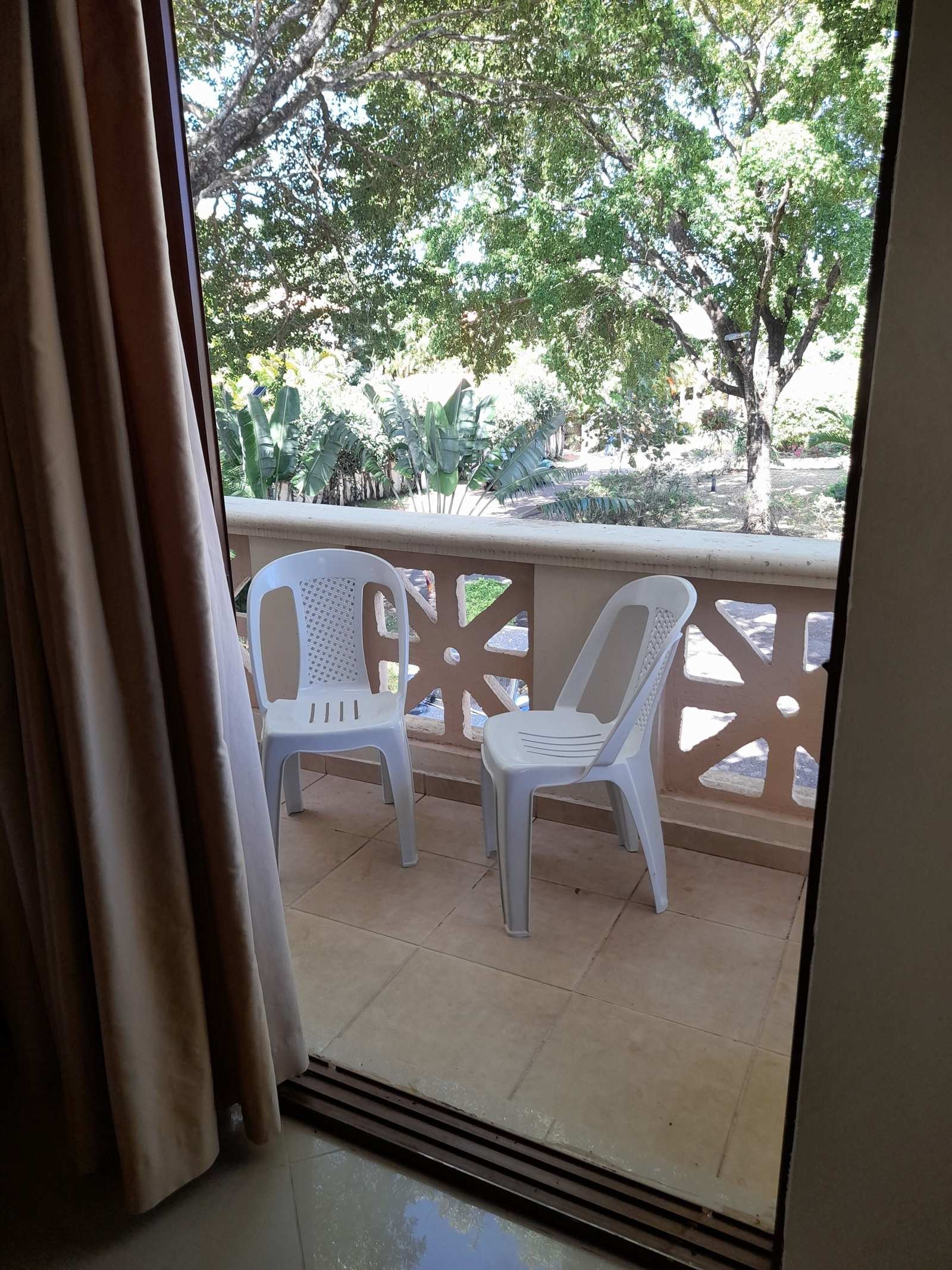 B&B Pavillion: balcony with two chairs overlooking the garden