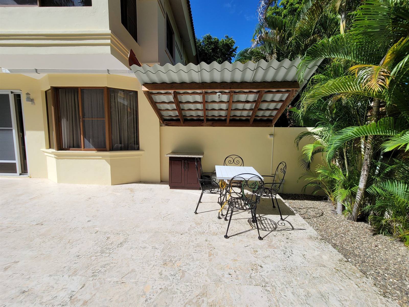 B&B Pavillion: covered patio with a table and chairs